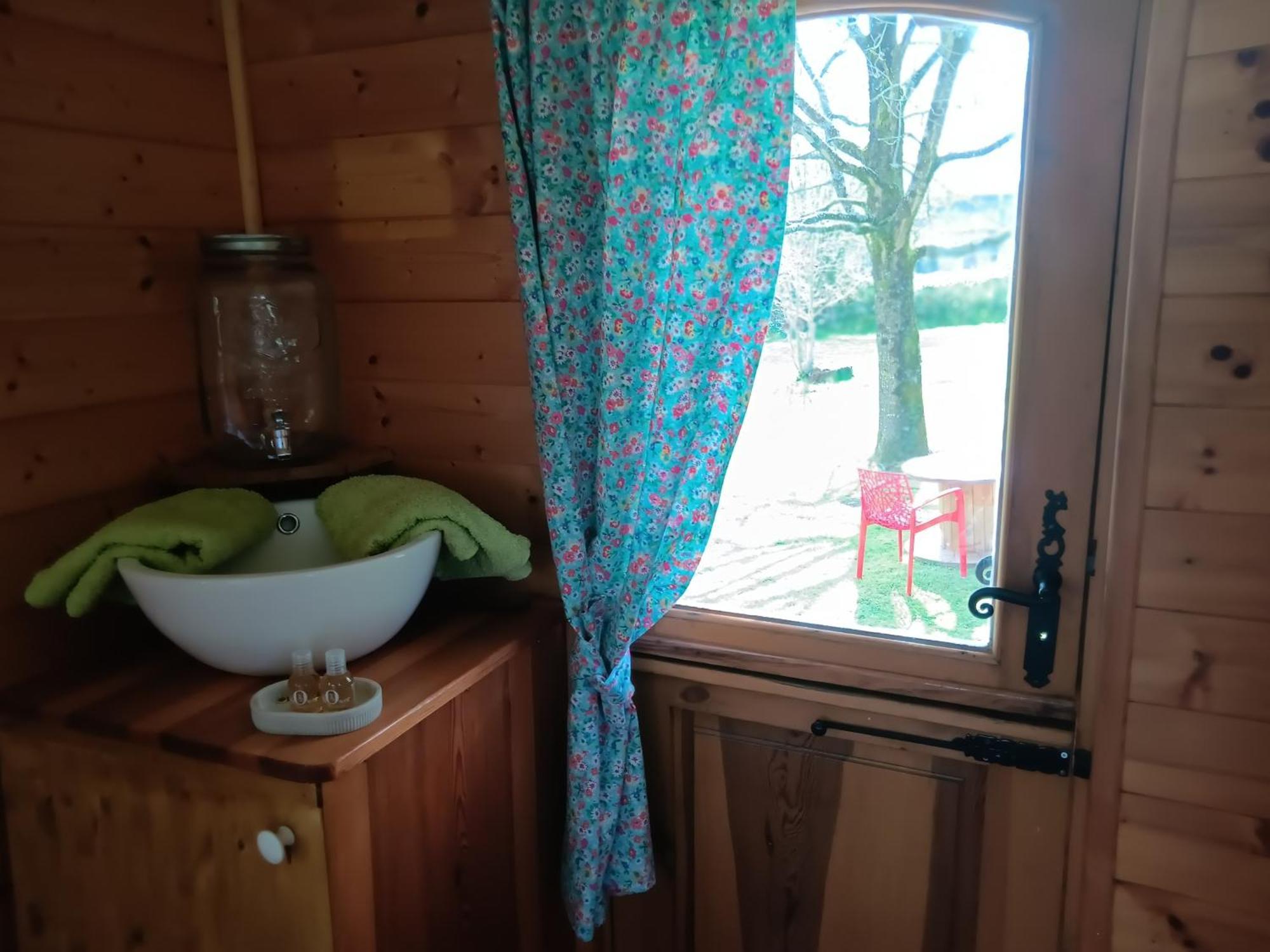Hotel Le Val Daninière à Le Mesnil-Garnier Extérieur photo